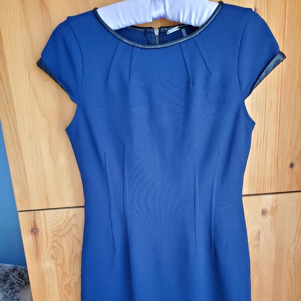 Elie Tahari Navy Cap Sleeve Fitted Dress Size 2 With Leather Accents.